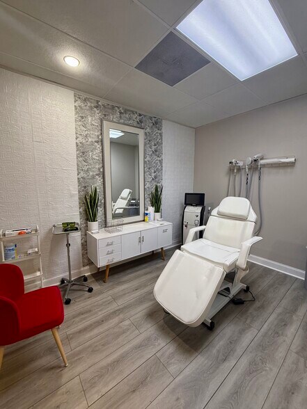 More Photos Of 5404 Hoover Blvd, Tampa Medical For Sale