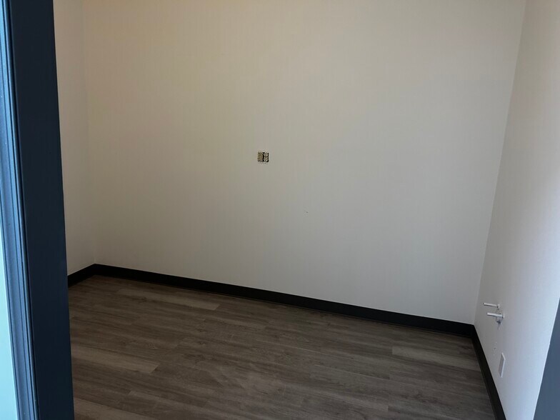 More Photos Of 4515 N 56th St, Lincoln Light Distribution For Lease