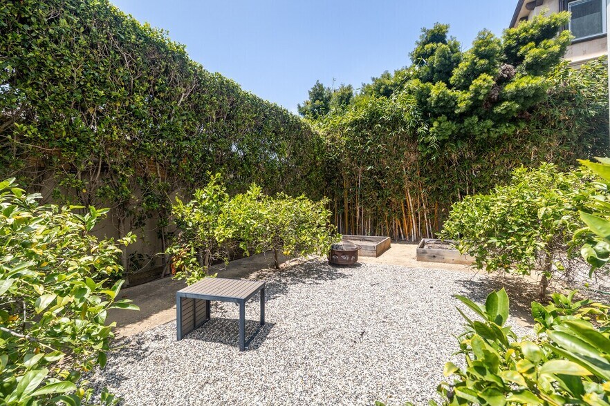 More Photos Of 627 Aviation Way, Manhattan Beach Loft Creative Space For Lease