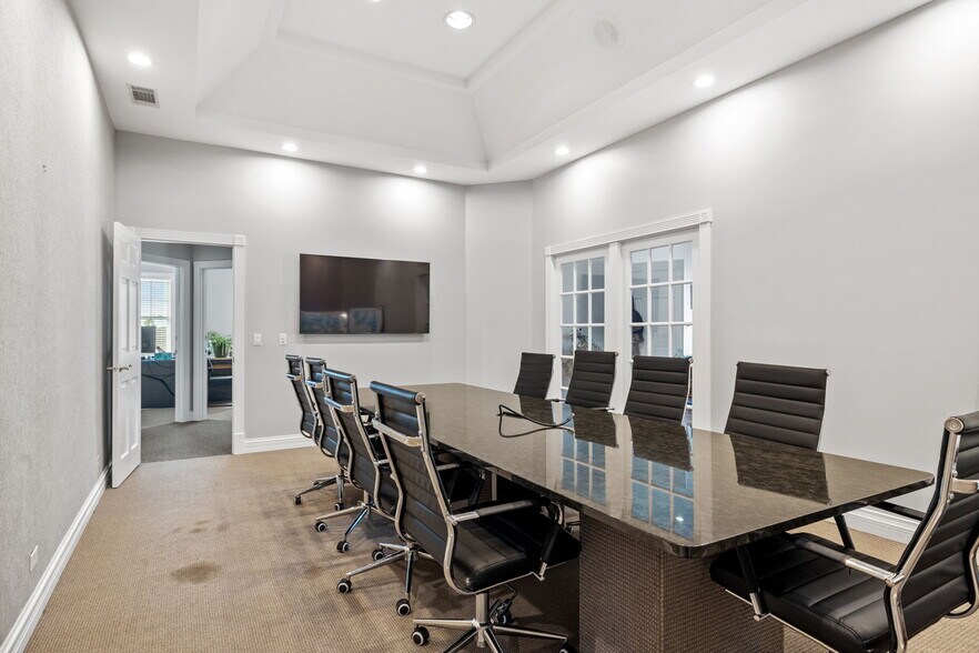 More Photos Of 611 W Jefferson St, Shorewood Medical For Lease