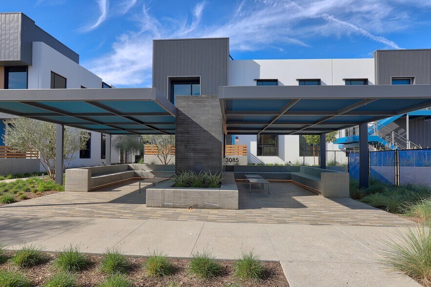 More Photos Of 3085 N Hollywood Way, Burbank Loft Creative Space For Lease
