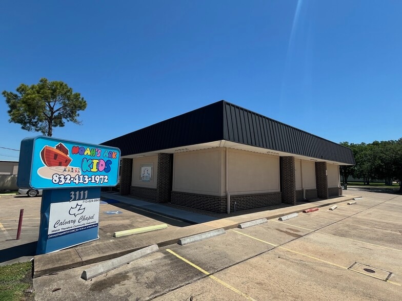 More Photos Of 3111 S Main St, Pearland Warehouse For Sale