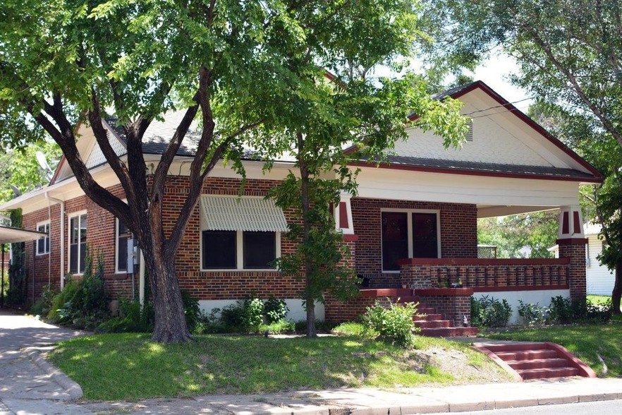 Primary Photo Of 207 N 10th St, Gatesville Specialty For Sale