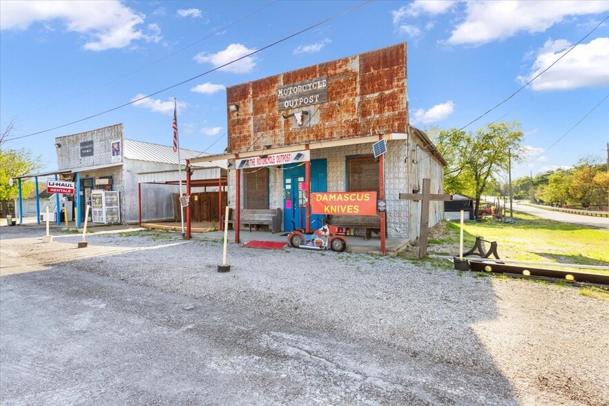 More Photos Of 103 College St, Anna Showroom For Sale