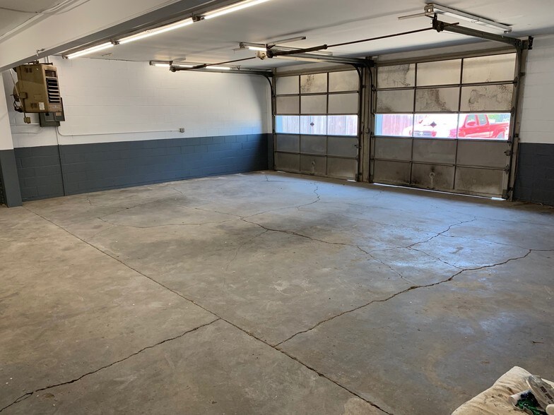 More Photos Of 2951-2955 S George Washington Blvd, Wichita Auto Repair For Sale