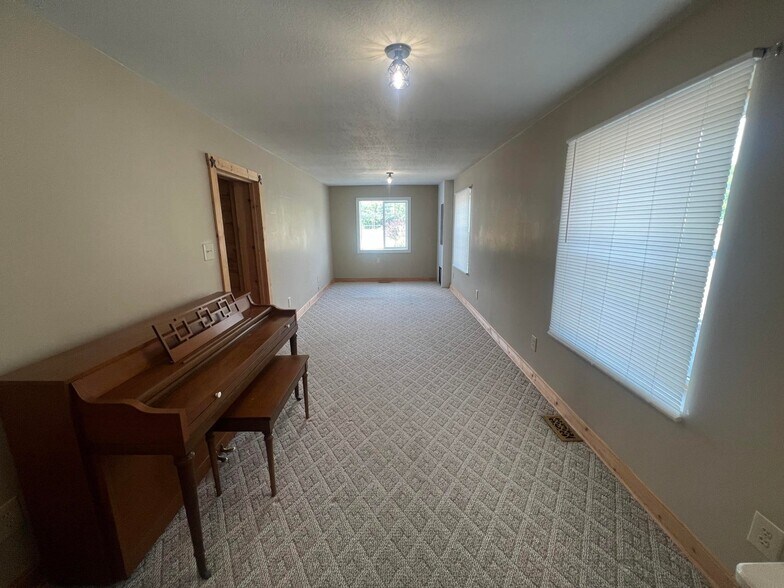 More Photos Of 380 S Main St, De Graff Light Manufacturing For Sale