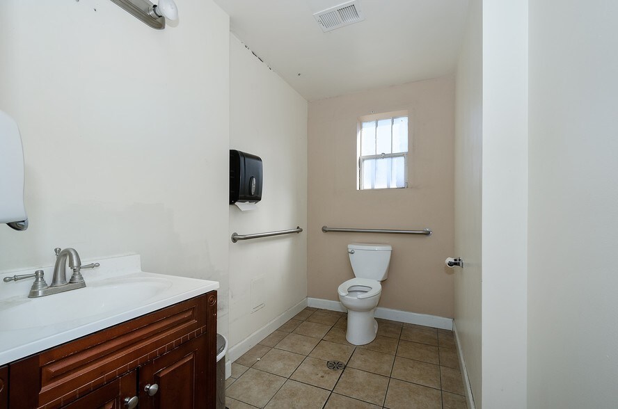 More Photos Of 9517-9519 N Milwaukee Ave, Niles Unknown For Lease