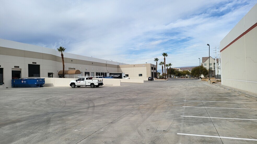 More Photos Of 3325-3326 W Oquendo Rd, Las Vegas Warehouse For Lease
