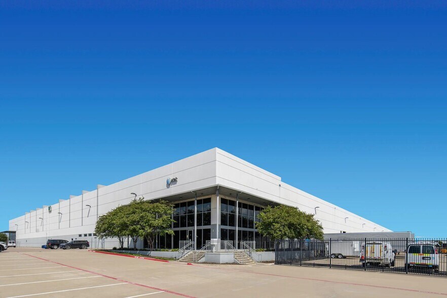 More Photos Of 705 E Wildlife Pky, Grand Prairie Warehouse For Lease