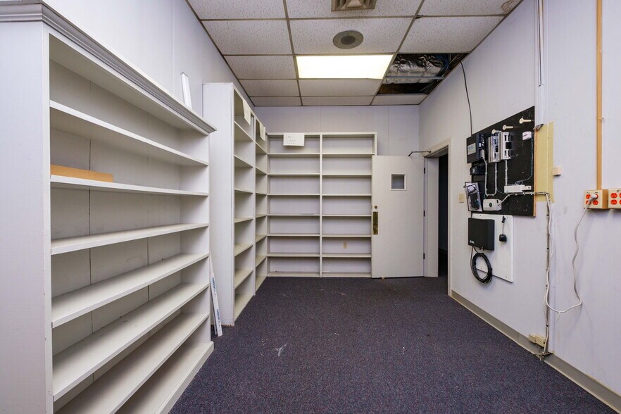 More Photos Of 120 S Main St, Edinburg General Retail For Sale