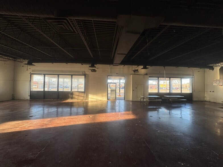 More Photos Of 13425 Snow Rd, Brook Park Freestanding For Lease