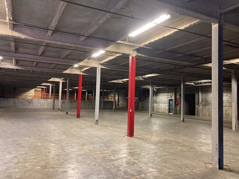 More Photos Of 803 N Oakland St, Gastonia Manufacturing For Lease