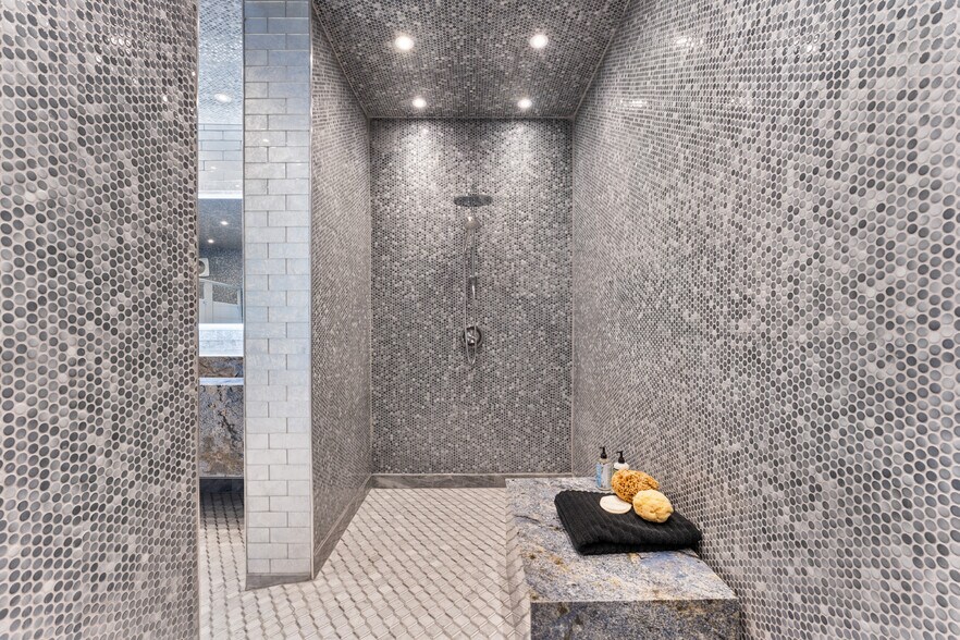 More Photos Of 1400 S Gribble St, Sherman Flex For Sale