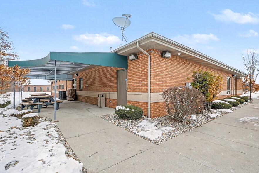 More Photos Of 5407 Hampton Pl, Saginaw Office For Sale