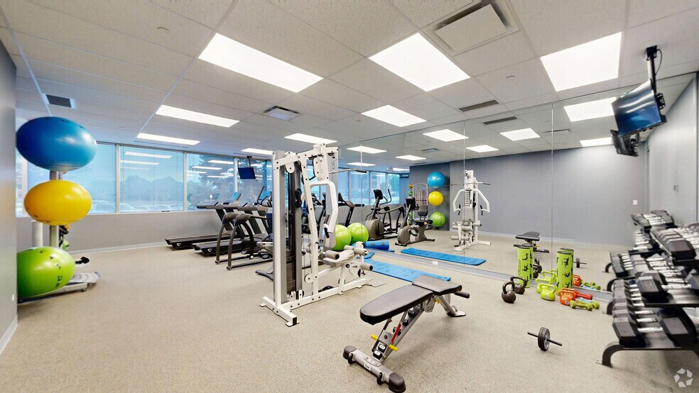 More Photos Of 8910 Purdue Rd, Indianapolis Office For Sale