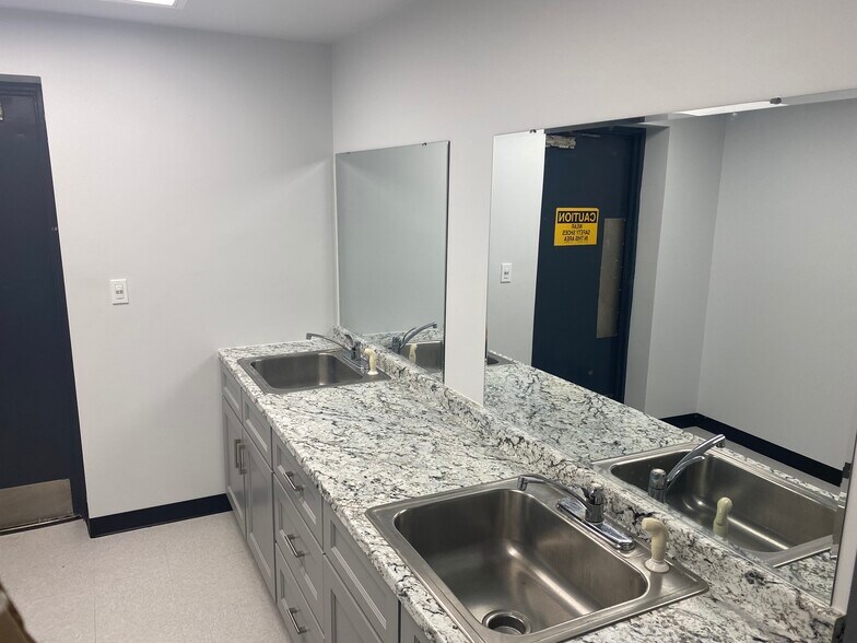 More Photos Of 10450 Corporate Dr, Sugar Land Manufacturing For Sale