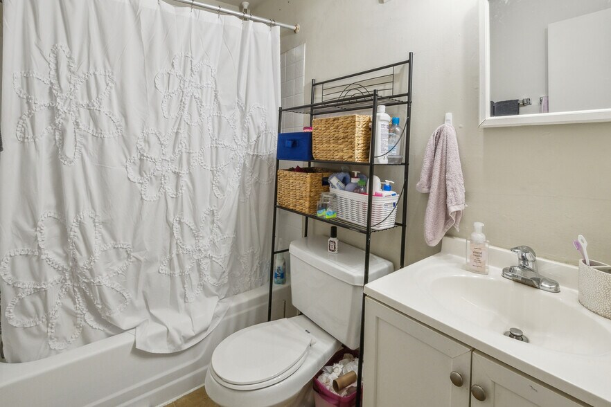 More Photos Of 120 Wilbur St, Newark Apartments For Sale