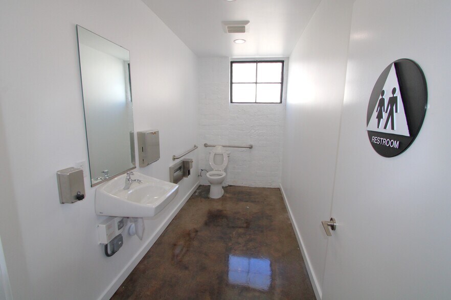 More Photos Of 521 Commercial St, Glendale Warehouse For Lease