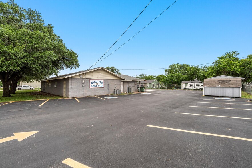 More Photos Of 1301 S 30th St, Waco Office For Sale