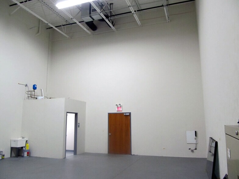 More Photos Of 720 N 17th St, St Charles Flex For Lease