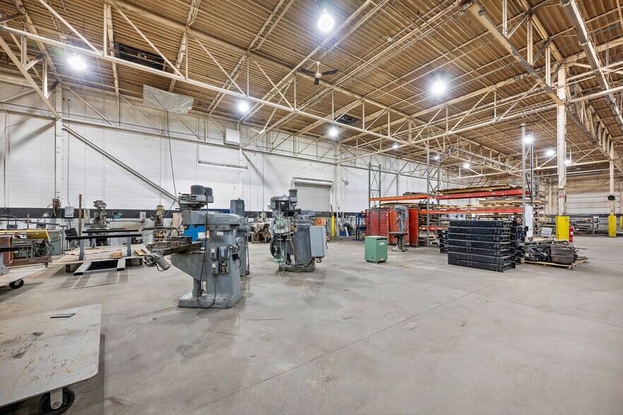 More Photos Of 2727 S Beech Daly Rd, Dearborn Heights Warehouse For Lease