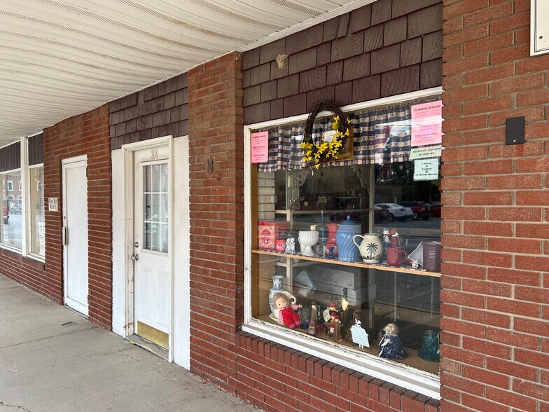More Photos Of 300 E Broadway Blvd, Johnston City Specialty For Sale