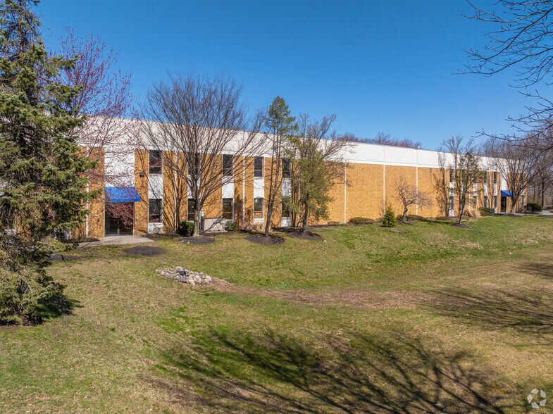 More Photos Of 100 Lackawanna Ave, Parsippany Warehouse For Lease