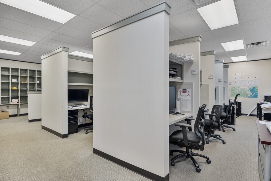 More Photos Of 2901 W Sam Houston Pky N, Houston Research And Development For Lease