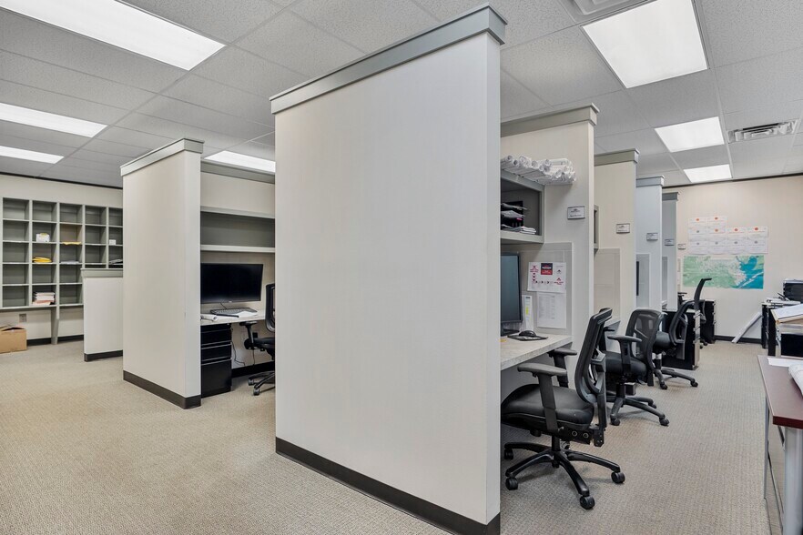 More Photos Of 2901 W Sam Houston Pky N, Houston Flex For Lease