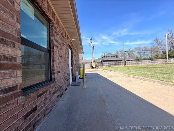 More Photos Of 1002 E Cherry St, Cushing Medical For Sale