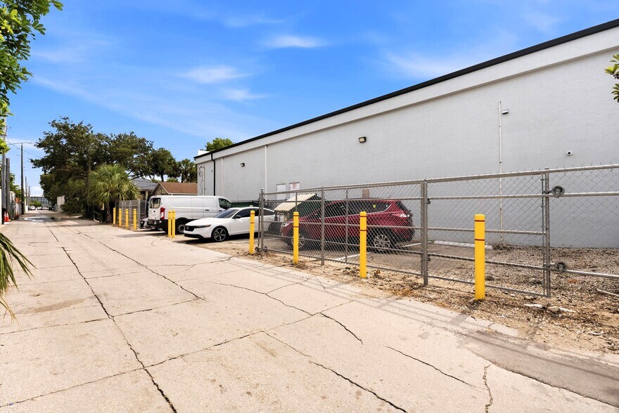 More Photos Of 12445 Collier Blvd, Naples Showroom For Sale