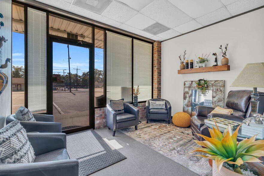 More Photos Of 310 E Davis St, Conroe Office For Sale