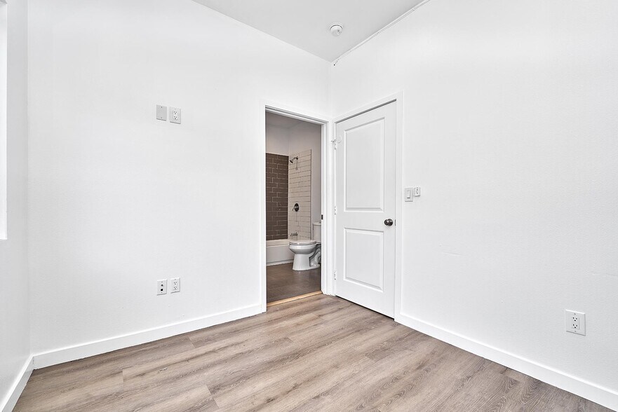 More Photos Of 550 W 47th St, Los Angeles Apartments For Sale