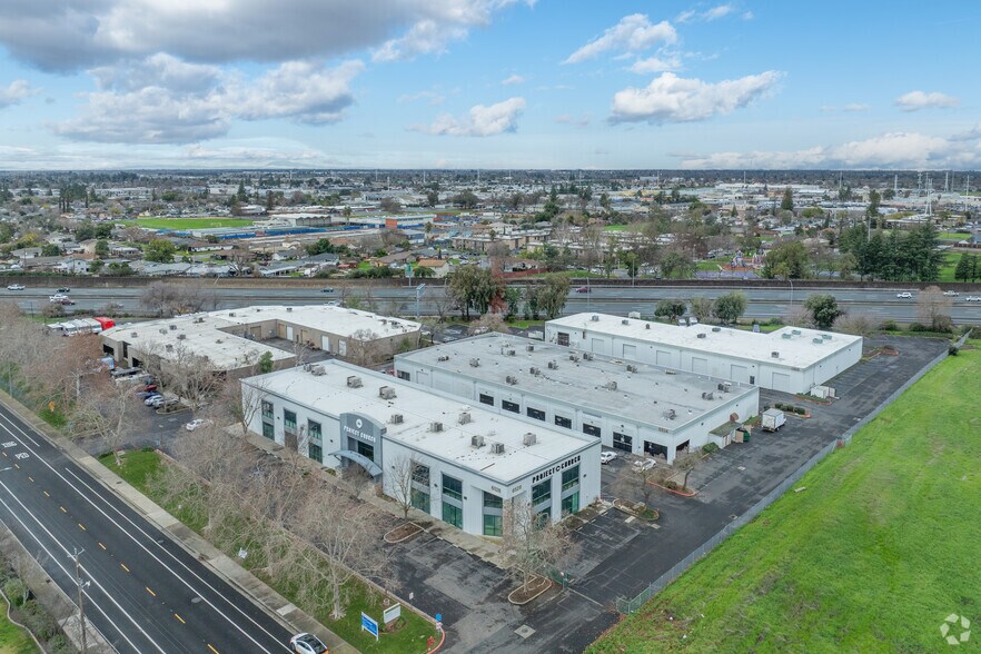 More Photos Of 6528 44th St, Sacramento Showroom For Lease