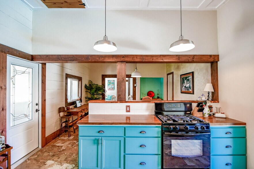 More Photos Of 512 N Travis St, Granbury Hospitality For Sale