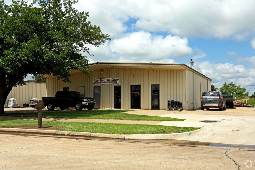 Primary Photo Of 2901-2903 Broadway Ct, Edmond Freestanding For Lease