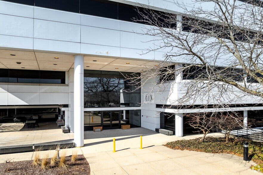 More Photos Of 4949 Harrison Ave, Rockford Office For Lease