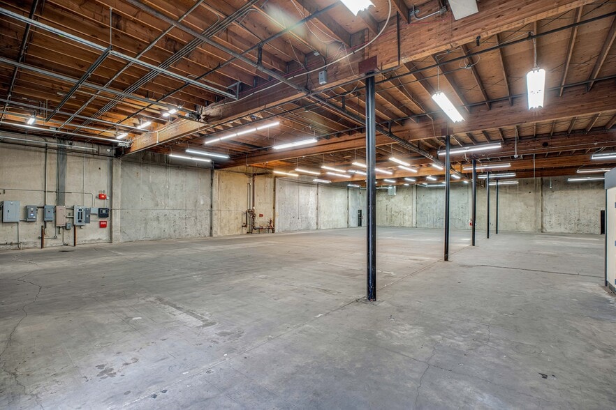 More Photos Of 3365 SE 17th Ave, Portland Warehouse For Lease