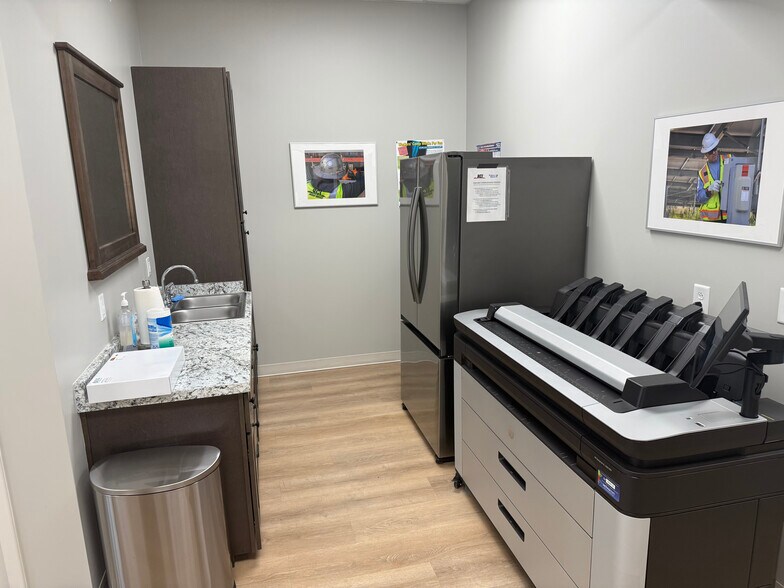 More Photos Of 320 Seagle St, Huntersville Loft Creative Space For Lease