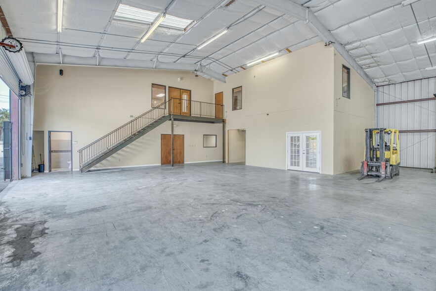 More Photos Of 5238 Evers Rd, San Antonio Warehouse For Sale