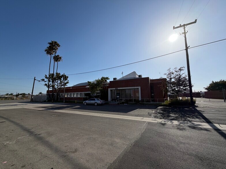 More Photos Of 12955 Chadron Ave, Hawthorne Warehouse For Lease