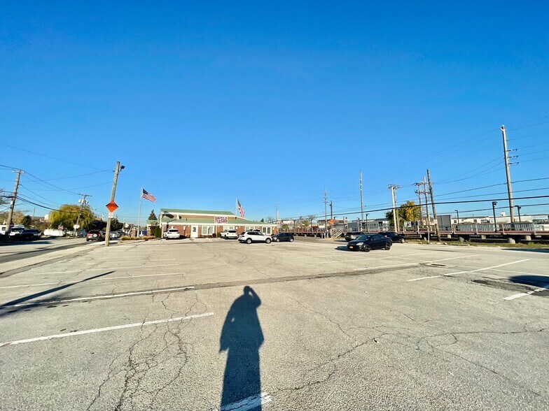 More Photos Of 25 Nassau Ln, Island Park Office For Sale