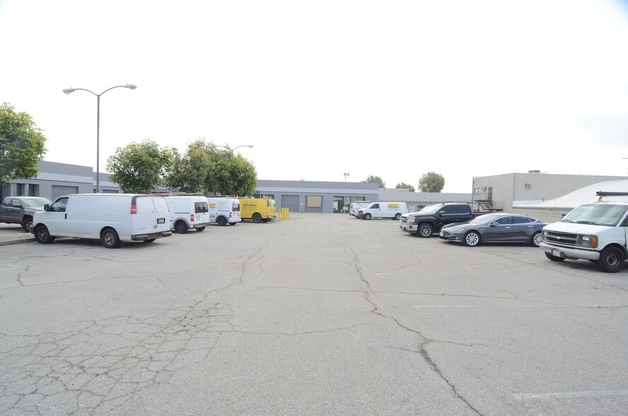 More Photos Of 6850 Vineland Ave, North Hollywood Manufacturing For Sale