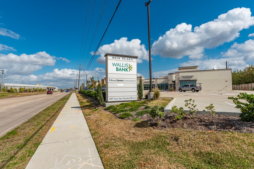 More Photos Of 4805 E Sam Houston Pky S, Pasadena Office For Sale