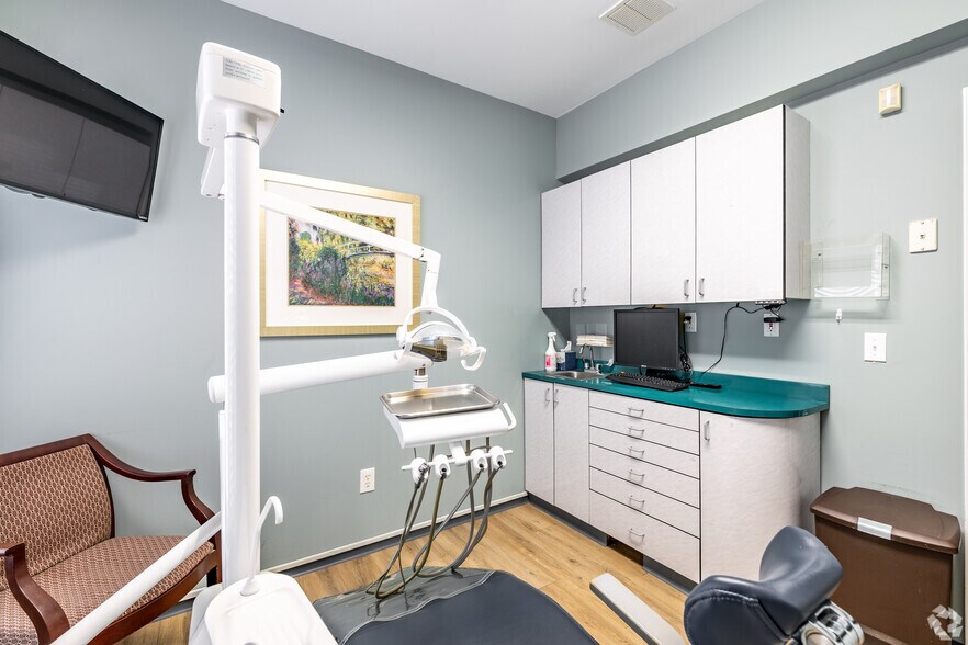 More Photos Of 430 Bridge Plaza Dr, Manalapan Township Medical For Sale