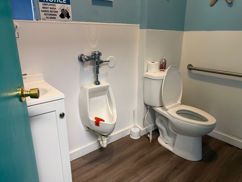 More Photos Of 130 Central Ave, Kincaid General Retail For Sale