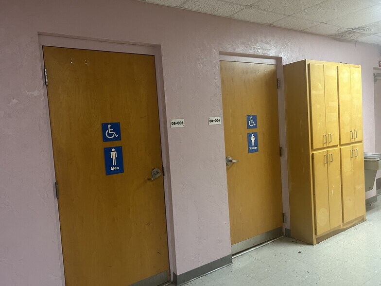 More Photos Of 101 S Prospect St, Crescent City Flex For Sale