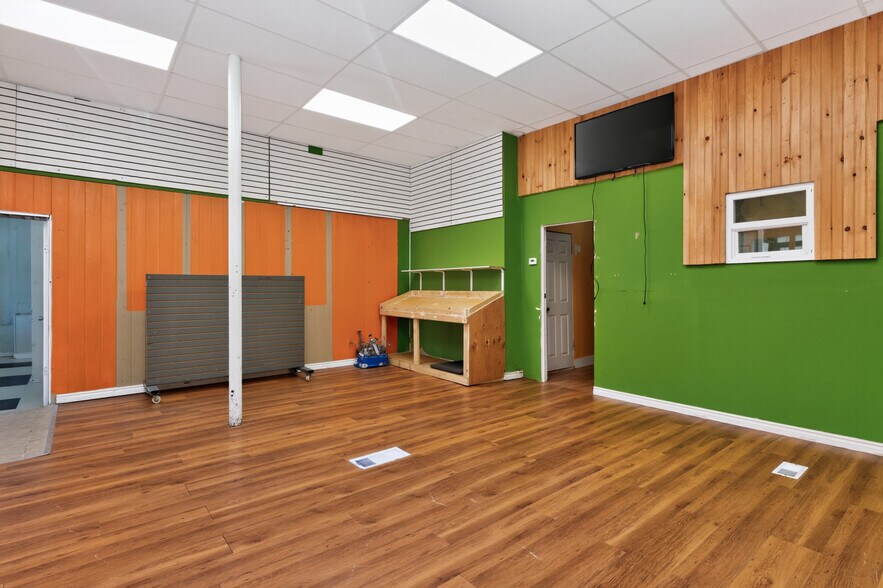 More Photos Of 41 Chestnut St, Amsterdam Storefront Retail Residential For Sale
