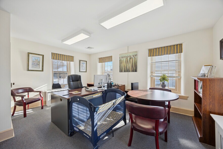 More Photos Of 46 Hilltown Pike, Line Lexington Office For Sale