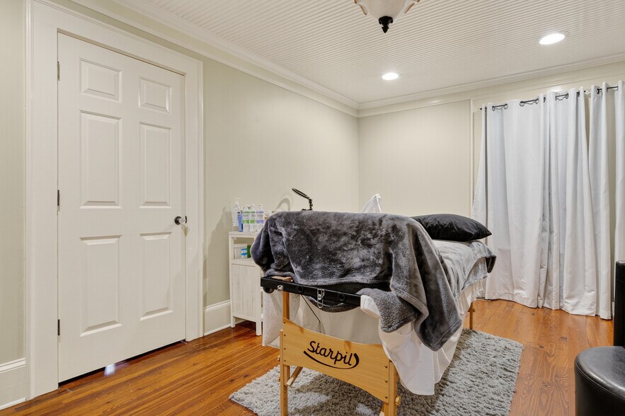 More Photos Of 19428 Zion Ave, Cornelius Office For Sale